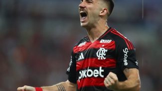 Flamengo derrota Botafogo e assume liderança do Carioca