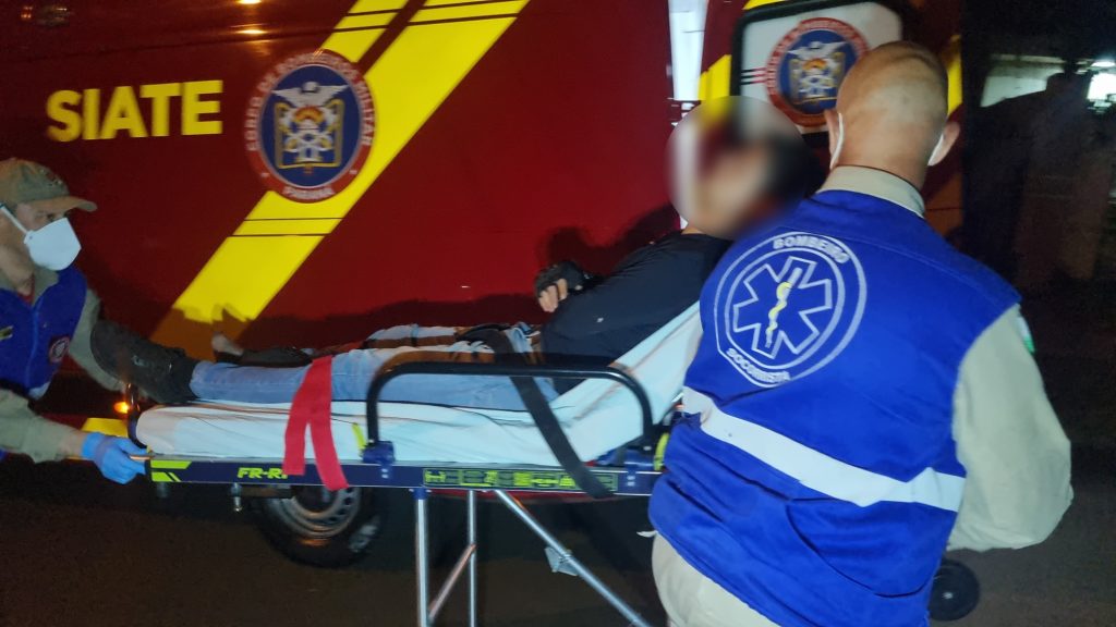 Rapaz cai de moto após atropelar cachorro no Bairro Parque São Paulo