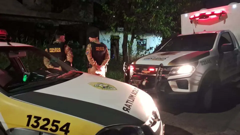 Homem encontrado morto em casa incendiada no CIC Homem encontrado morto em casa incendiada no CIC