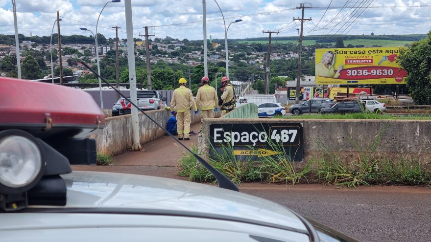 Bombeiros e PMs ajudam homem em surto no viaduto da Rua Jacarezinho