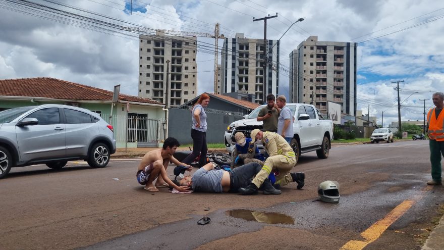 Motociclista se envolve em forte colisão com Hilux no Bairro Canadá