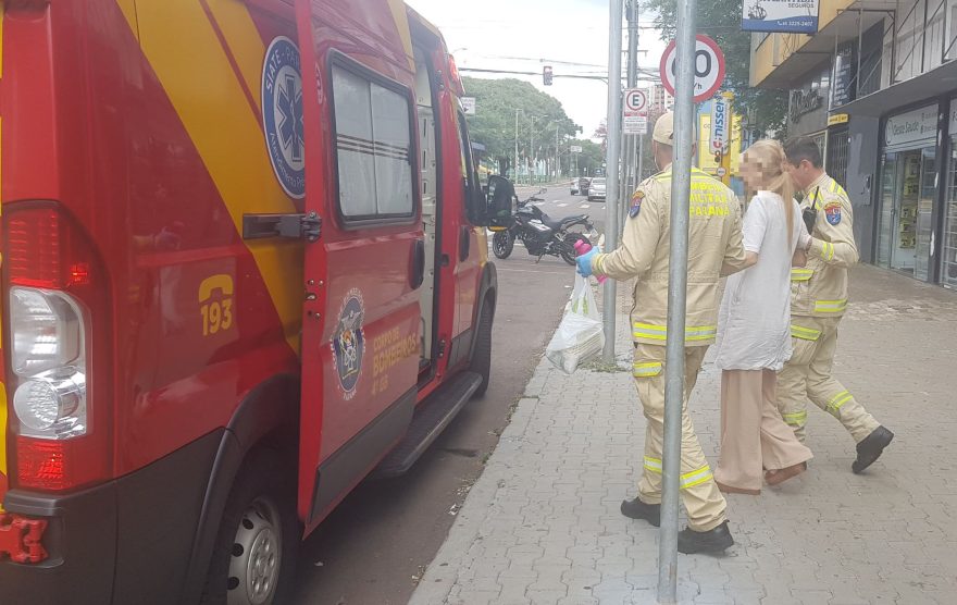 Com salto alto, mulher torce o pé e cai na Avenida Brasil