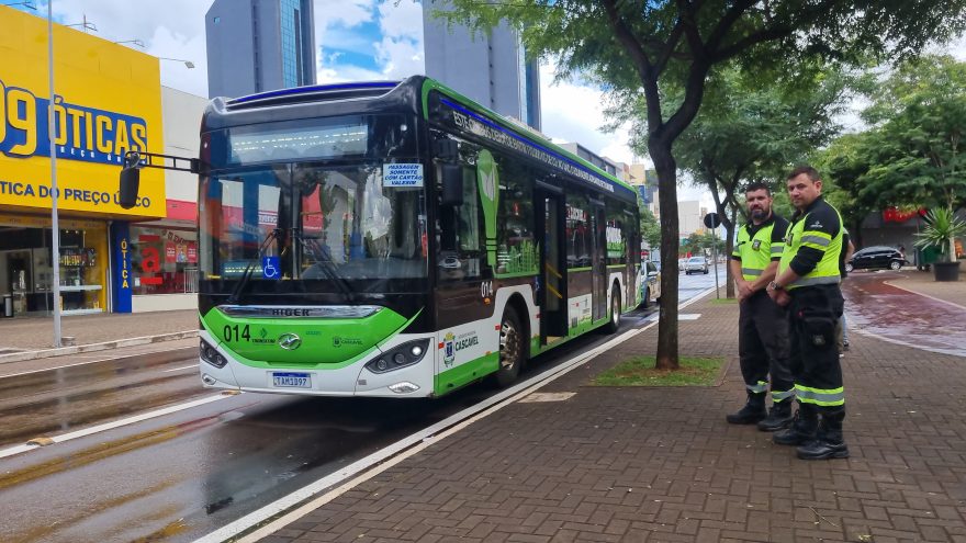 Colisão entre patinete elétrico e ônibus elétrico é registrada na Avenida Brasil