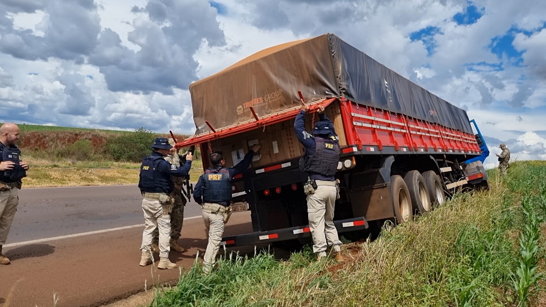 Carreta paraguaia com 900 caixas de cigarros é apreendida pela PRF após perseguição em Cascavel Carreta paraguaia com 900 caixas de cigarros é apreendida pela PRF após perseguição em Cascavel