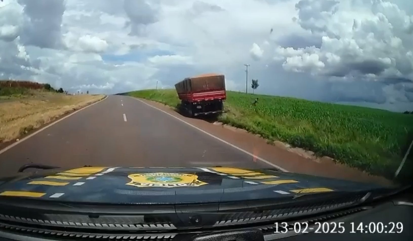 Perseguição cinematográfica: Vídeo mostra PRF de Cascavel apreendendo grande carga de cigarros Perseguição cinematográfica: Vídeo mostra PRF de Cascavel apreendendo grande carga de cigarros