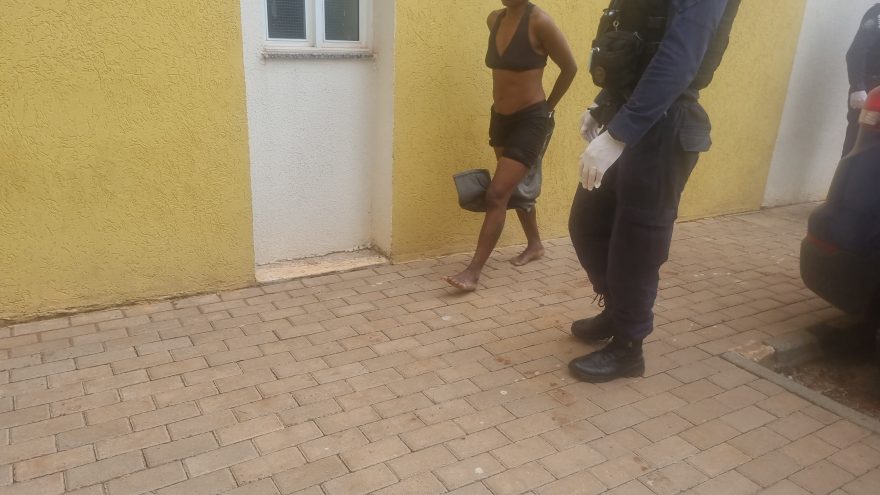 De top e shortinho mulher é presa por desacato