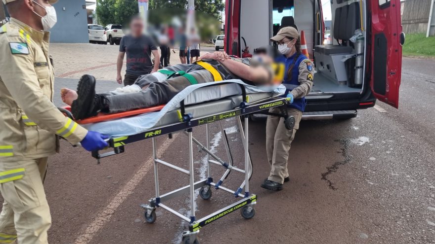 Acidente entre motocicleta Yamaha YZF R6 e Fiat Uno deixa dois feridos na Rua Rio da Paz