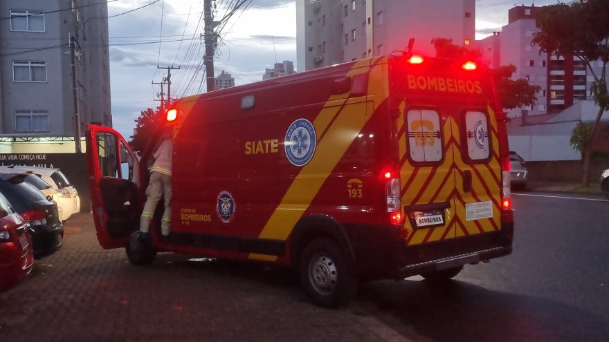 Homem fica desacordado ao cair enquanto fazia exercícios físicos
