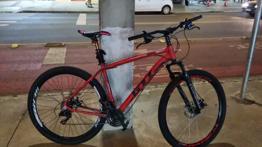 Ciclista fica ferida em acidente no Santa Cruz