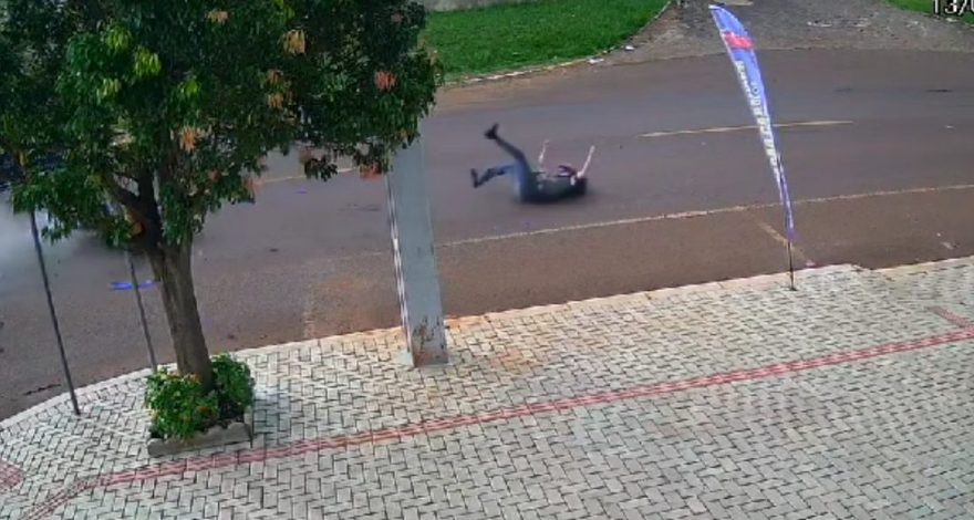 Câmera mostra motociclista sendo arremessado em acidente na Rua Rio da Paz