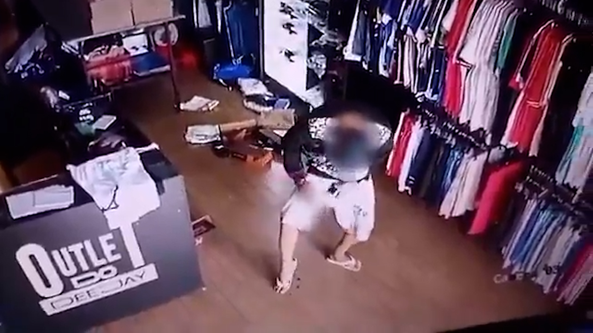 Assaltante desastrado atira na própria perna e é encontrado pela polícia; veja o vídeo Assaltante desastrado atira na própria perna e é encontrado pela polícia; veja o vídeo