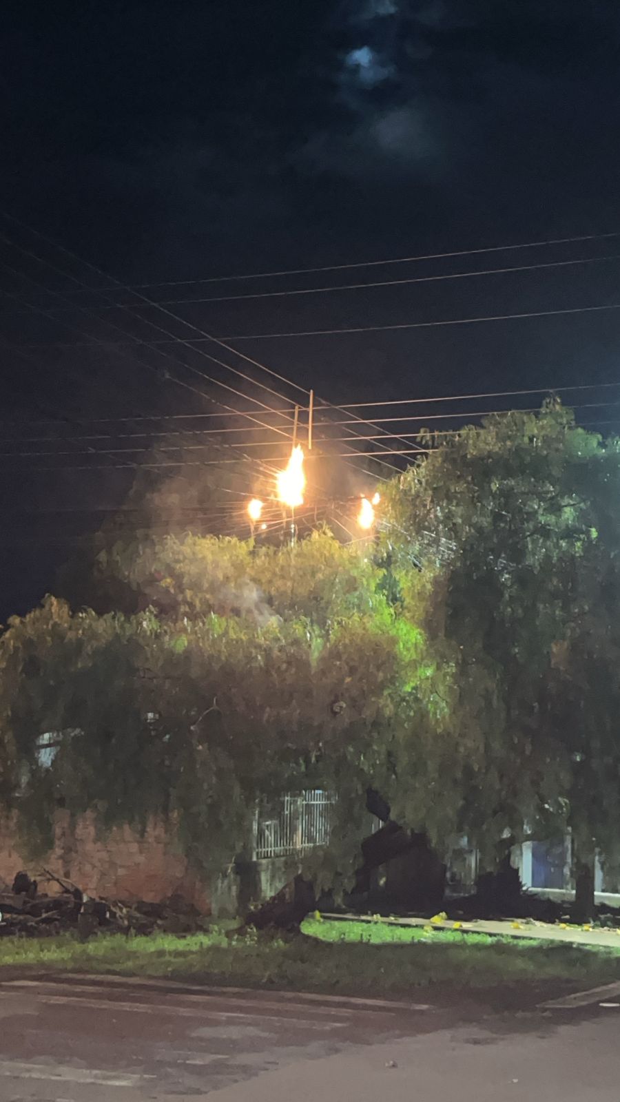 Alerta em Cascavel: fiação elétrica pega fogo no Bairro Periolo Alerta em Cascavel: fiação elétrica pega fogo no Bairro Periolo