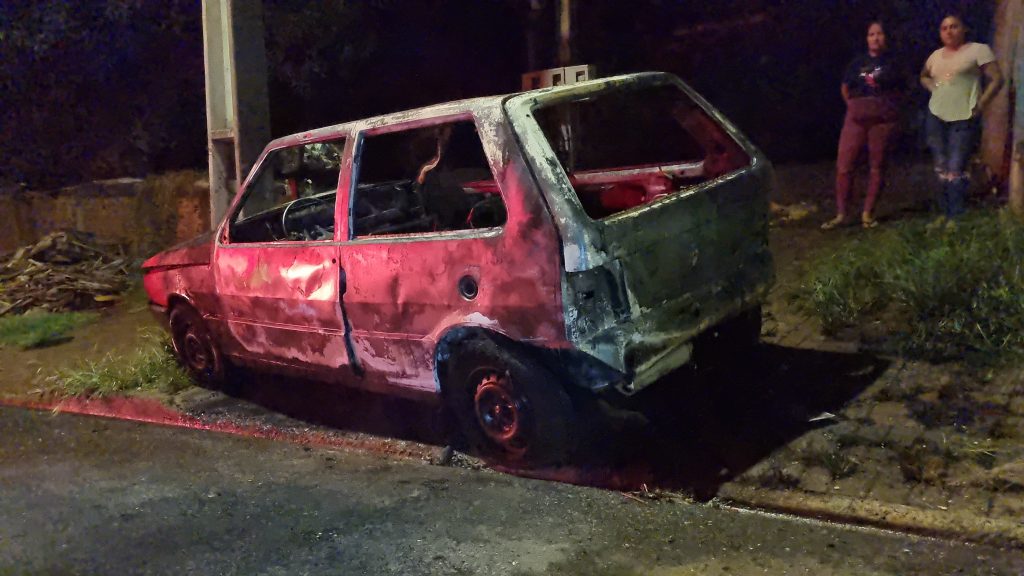 Carro fica destruído após incêndio supostamente criminoso no Bairro Santa Felicidade