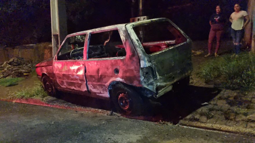 Carro fica destruído após incêndio supostamente criminoso no Bairro Santa Felicidade