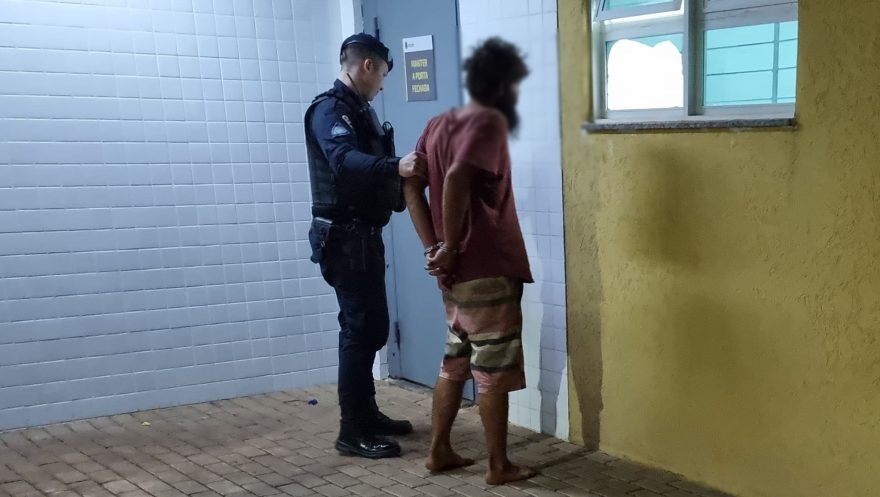 Morador de rua insulta GCP e é detido por desacato durante abordagem no centro