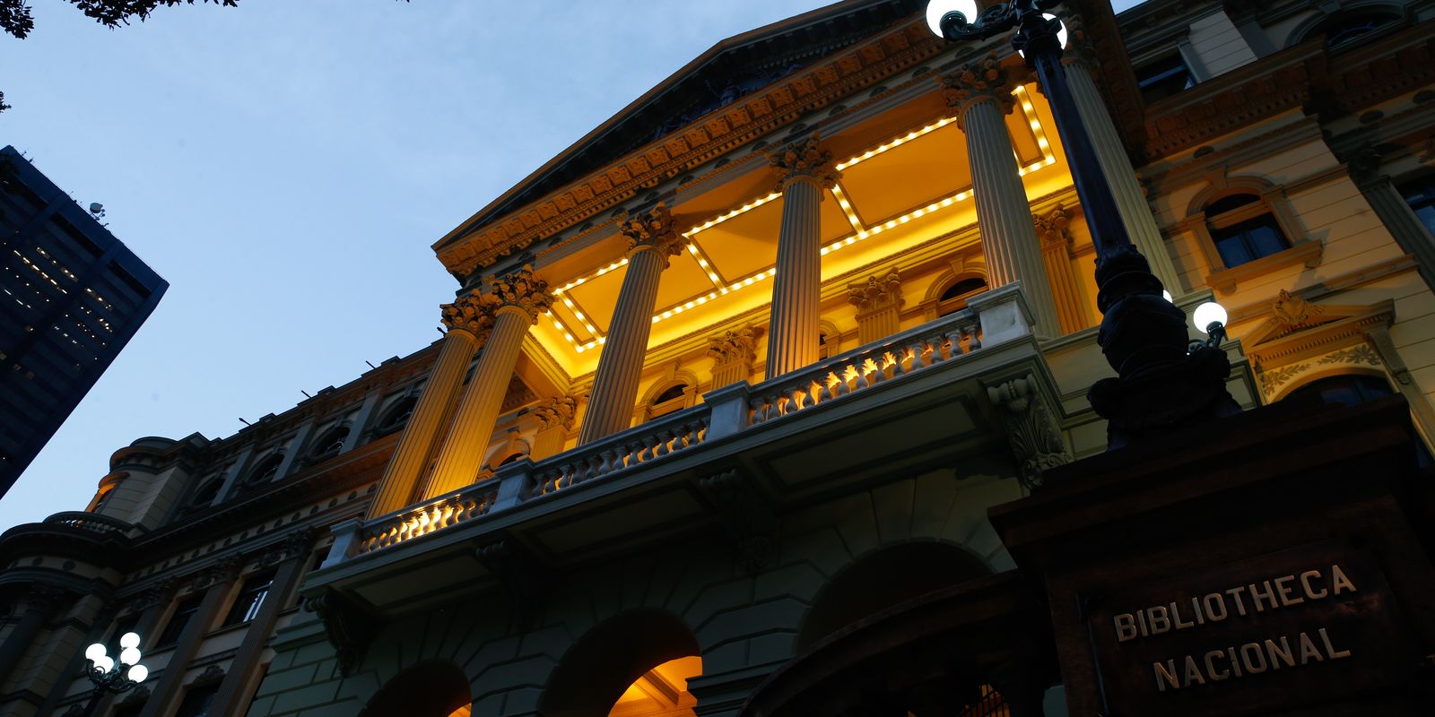 Biblioteca Nacional distribuirá 2 mil livros hoje no Rio Biblioteca Nacional distribuirá 2 mil livros hoje no Rio