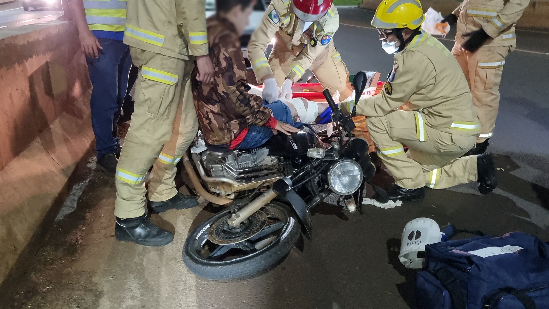 Jovem motociclista fratura a perna após colidir com carro no Trevo Cataratas Jovem motociclista fratura a perna após colidir com carro no Trevo Cataratas