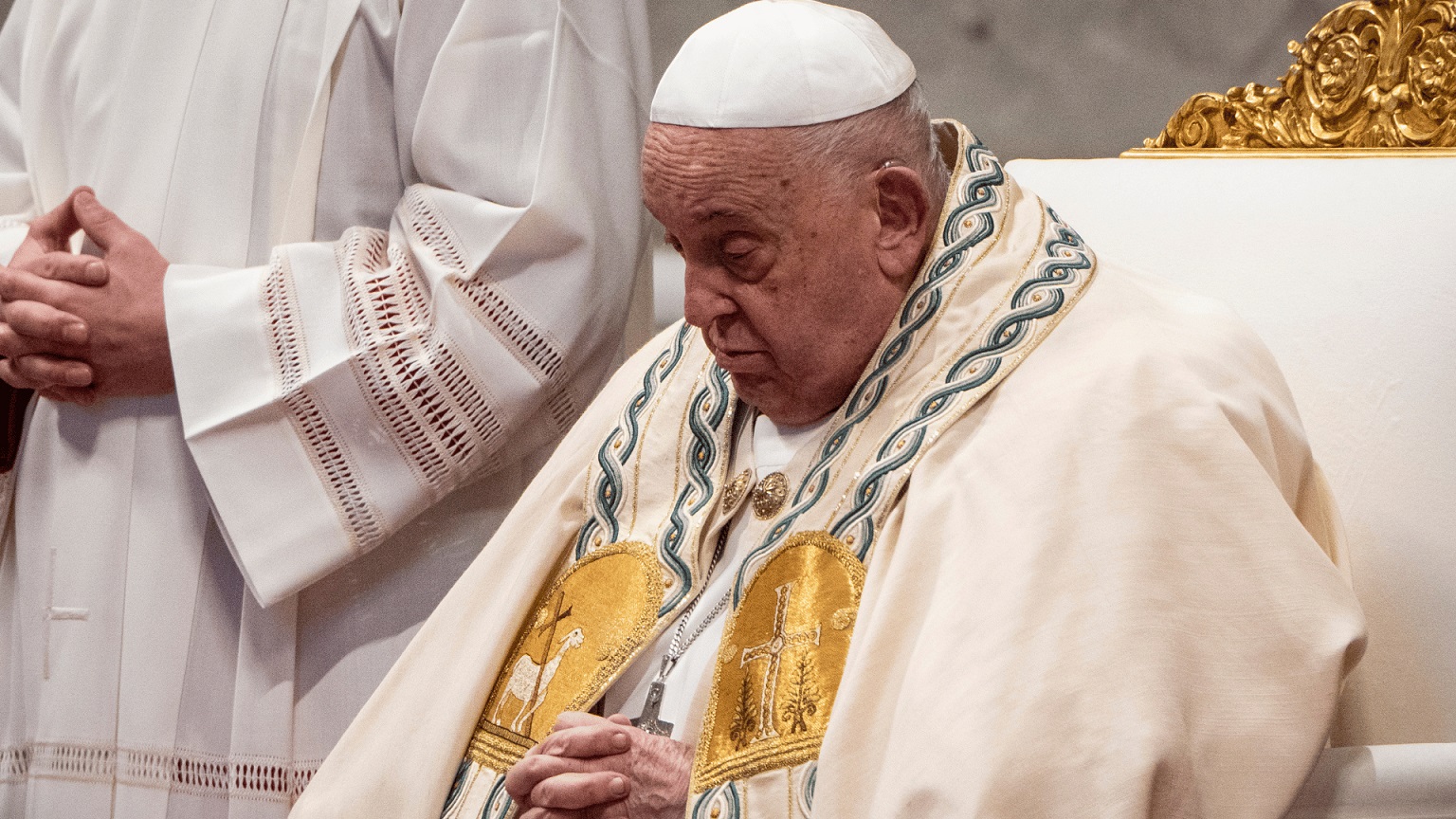Papa Francisco é submetido à oxigenoterapia de alto fluxo, antes de retomada da ventilação mecânica
