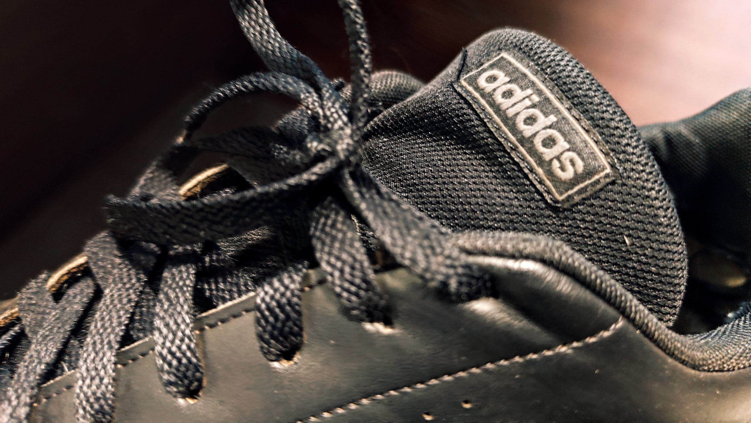 Adidas leva multa de R$ 87 mil por usar pele de porco em calçados Adidas leva multa de R$ 87 mil por usar pele de porco em calçados