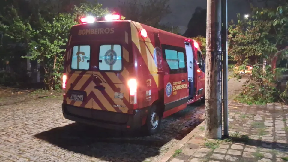 Traficantes agridem brutalmente usuário de drogas Traficantes agridem brutalmente usuário de drogas