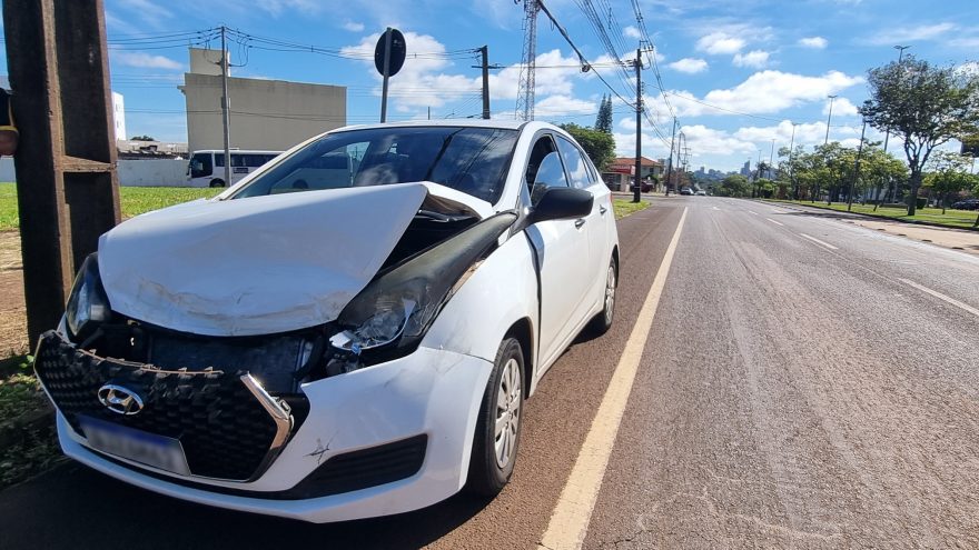Colisão envolvendo três veículos é registrada na Avenida Tancredo Neves