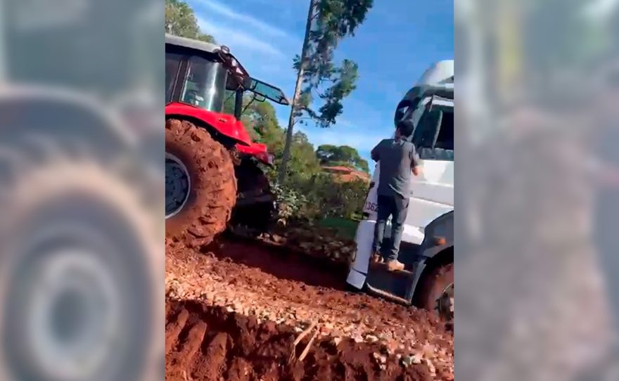 600 metros de lama! Produtores gastam R$ 30 mil e estrada continua intransitável