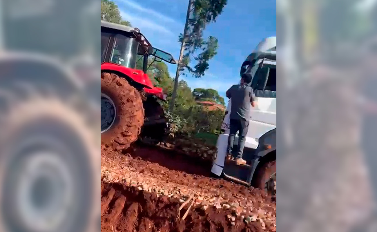 600 metros de lama! Produtores gastam R$ 30 mil e estrada continua intransitável 600 metros de lama! Produtores gastam R$ 30 mil e estrada continua intransitável