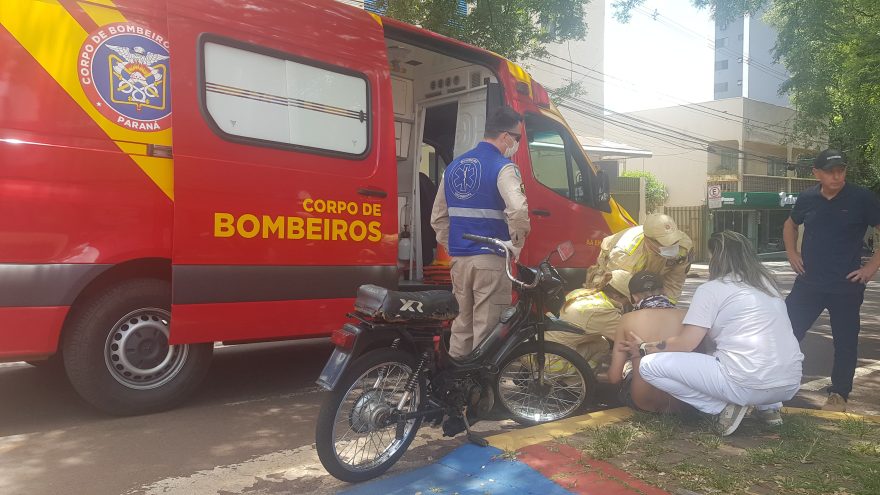 Jovem fica ferido após colisão entre mobilete e carro no Centro