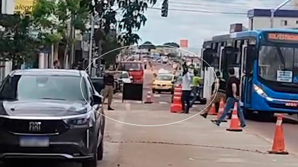 Vídeo mostra momento da prisão de funcionário que atacou superior com serrote