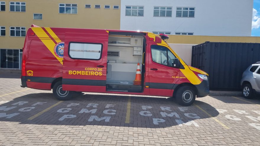Homem que foi mordido pela companheira durante briga é socorrido pelo Siate após ser preso