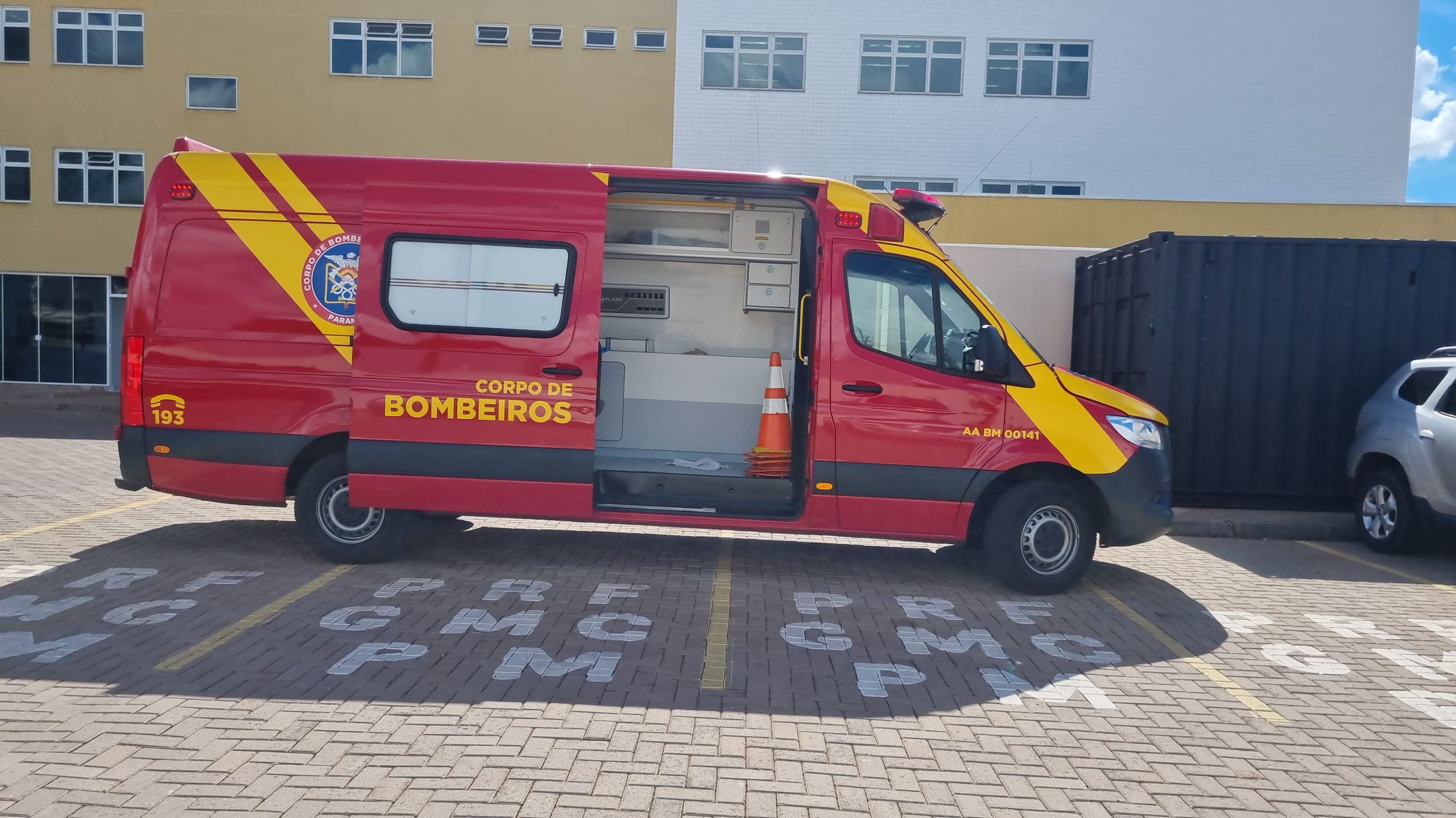 Homem que foi mordido pela companheira durante briga é socorrido pelo Siate após ser preso