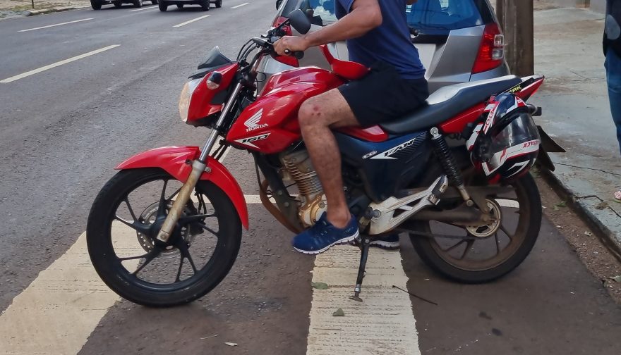 Acidente entre moto e Honda Fit deixa motociclista ferido