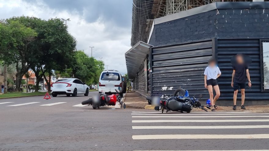 Motociclistas ficam feridos em acidente entre três veículos