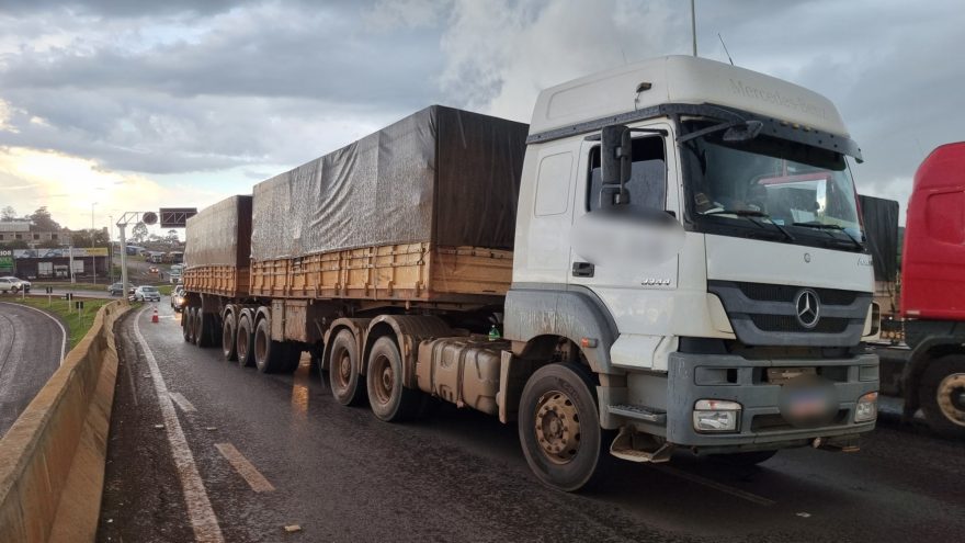 Bitrem com problemas mecânicos provoca lentidão no trânsito no Trevo Cataratas