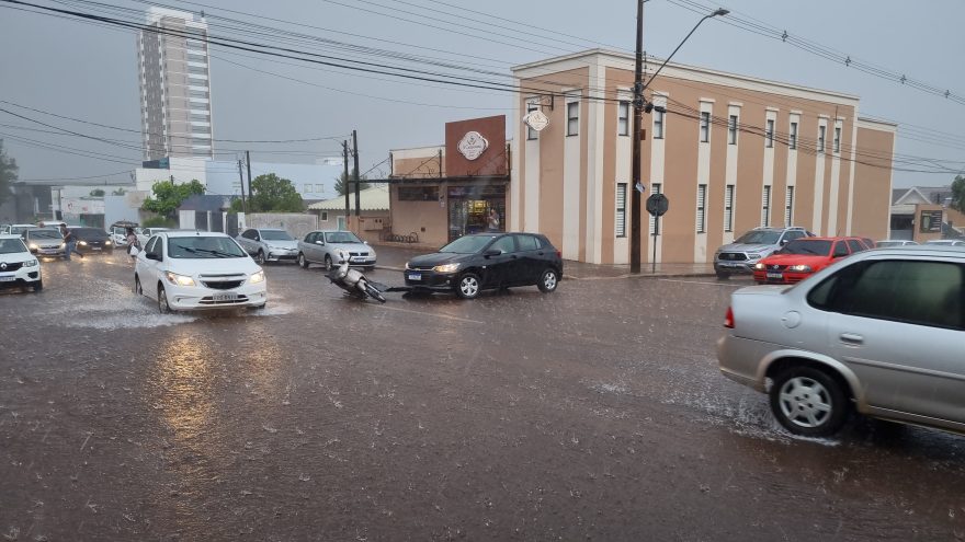 Ônix atinge moto na Rua Cuiabá
