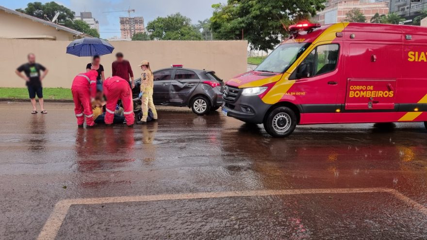 Acidente entre moto e HB20 deixa homem ferido no Centro