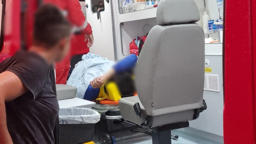 Entregador se assusta com cachorro e cai de moto no Periolo