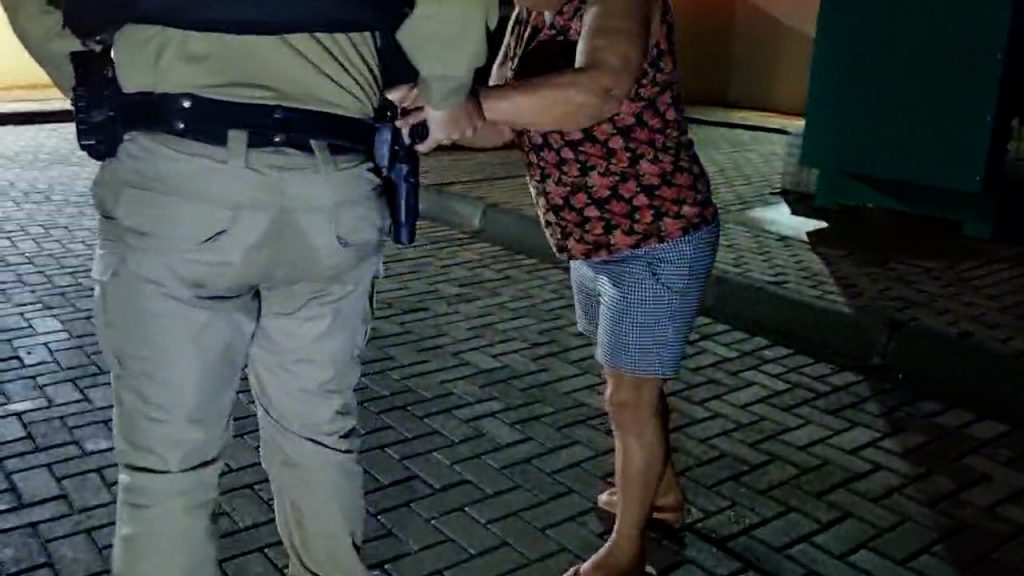 Acusada de esfaquear idoso em Cascavel tenta tirar arma de policial