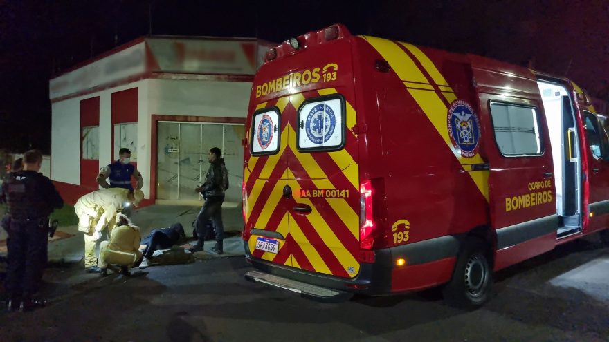 Combustível da Yamaha Fazer acaba e jovem de 21 fica ferido após perder controle do veículo no centro