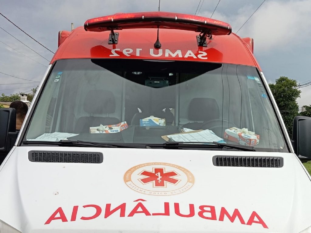 Idoso fica ferido ao cair em guia de esgoto em Ponta Grossa