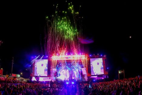 Cleyton & Romário abrem penúltimo fim de semana de shows com 41 mil pessoas em Matinhos Imagem referente a Cleyton & Romário abrem penúltimo fim de semana de shows com 41 mil pessoas em Matinhos