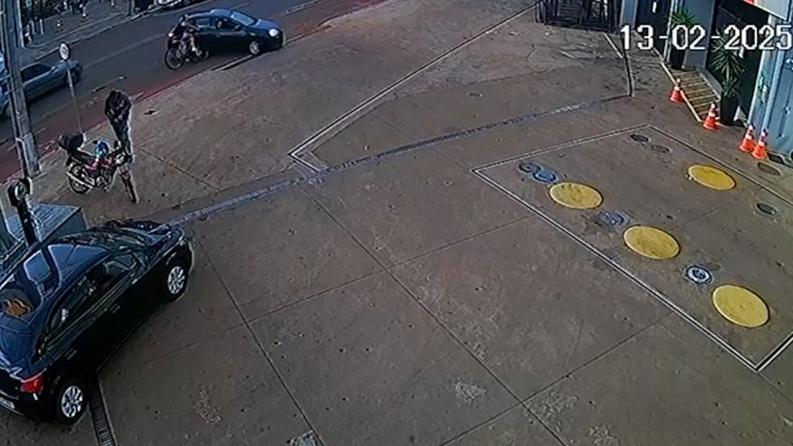 Vídeo mostra momento em que ciclista atinge carro na Av. Tito Muffato