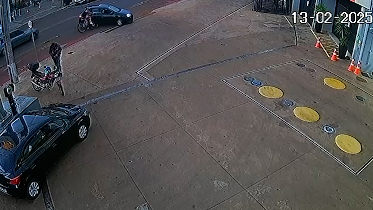 Vídeo mostra momento em que ciclista atinge carro na Av. Tito Muffato