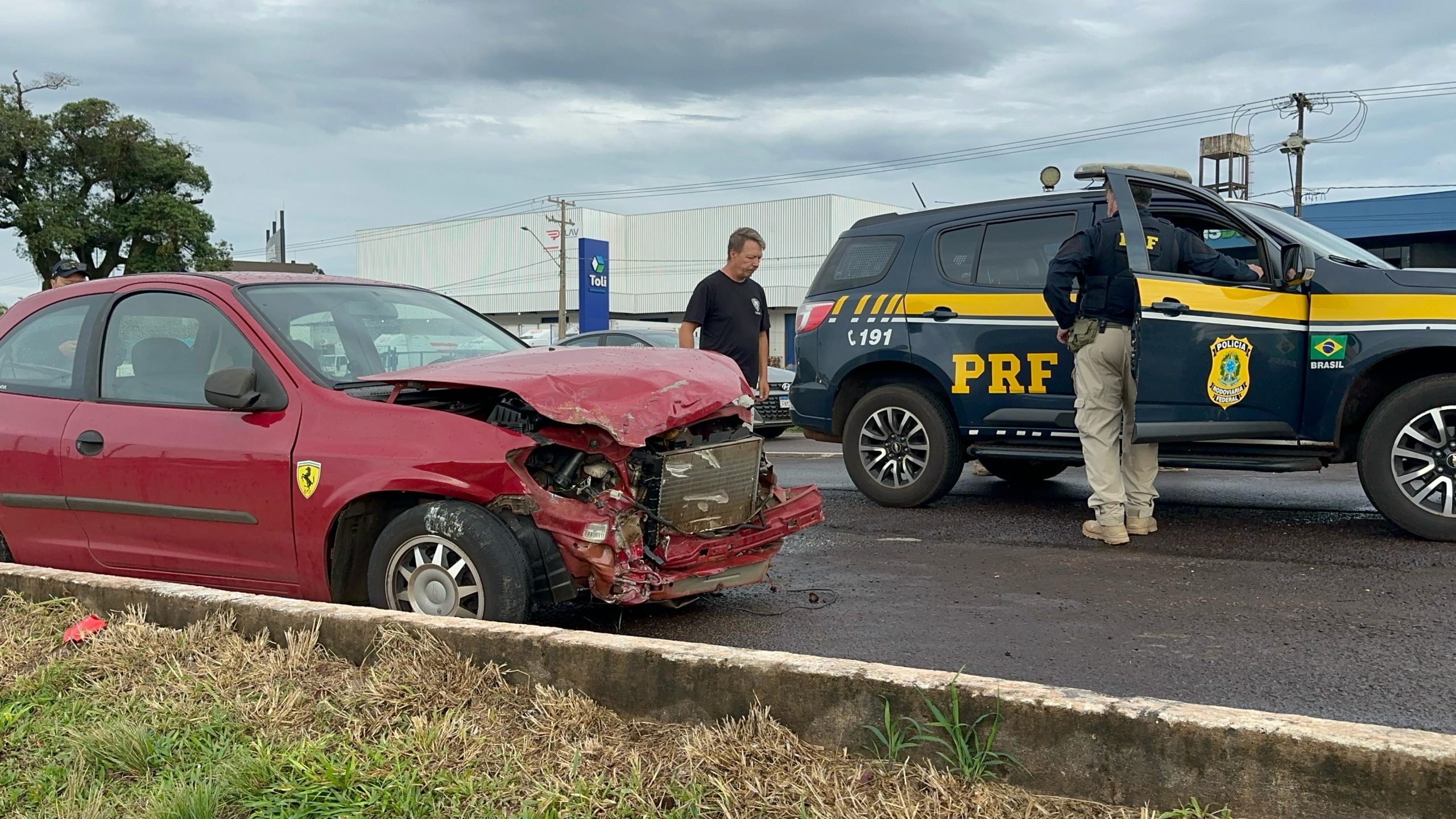 Colisão na BR-277: Celta perde controle e atinge Van Colisão na BR-277: Celta perde controle e atinge Van