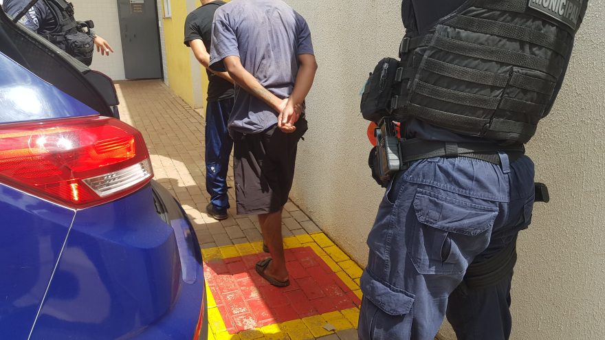 Após ação suspeita na Praça do Migrante, GM aborda homens e apreende pedras de crack