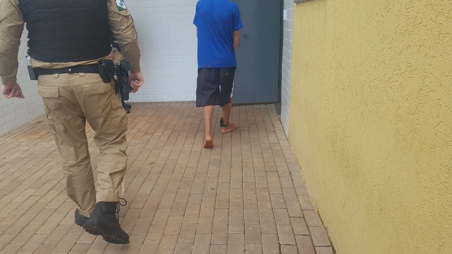 Jovem com tornozeleira é detido pela PM após agredir a companheira