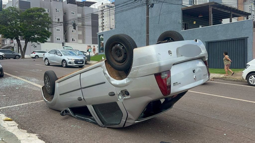 Acidente envolve 4 veículos e termina com um deles capotado no Centro de Cascavel