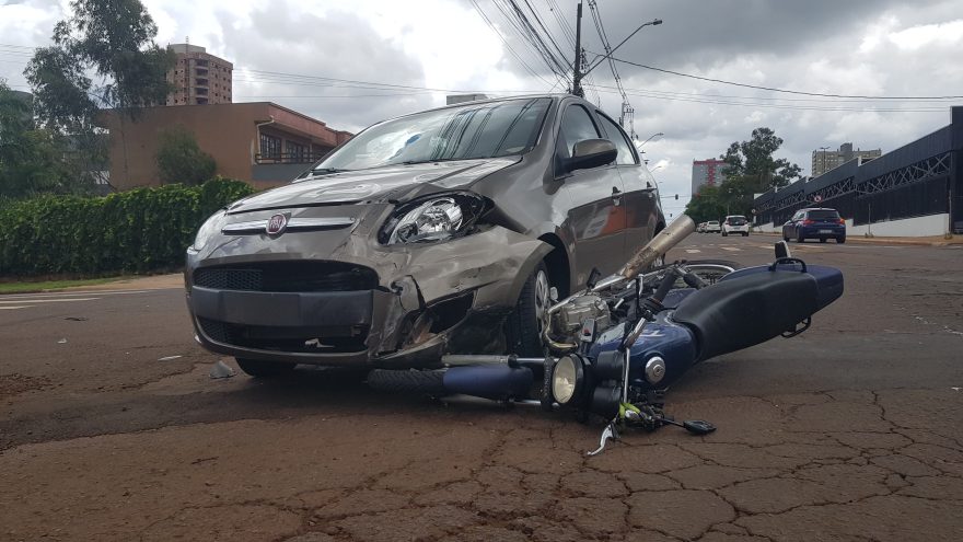 Jovem fica ferida após acidente na Rua das Palmeiras