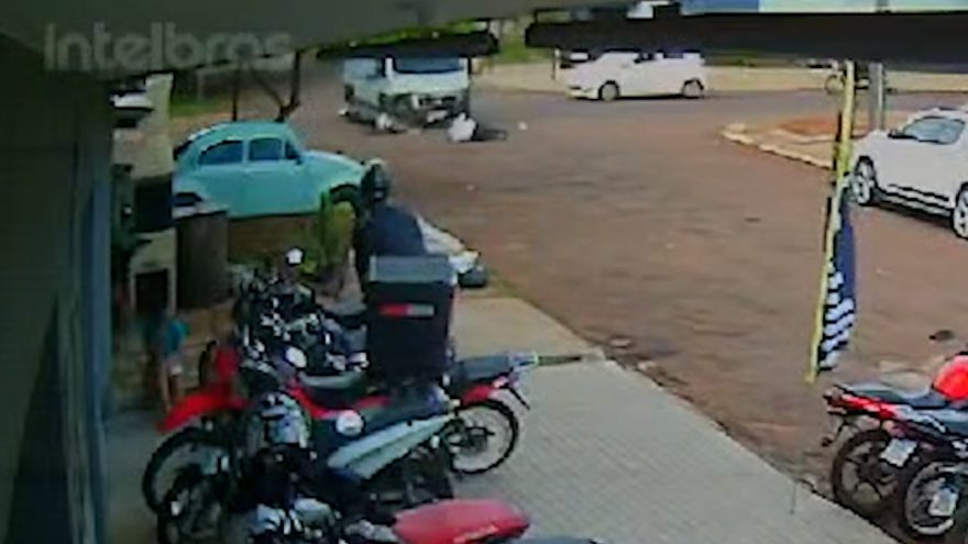 Câmera de segurança flagra batida entre Van e moto no Jardim Colonial