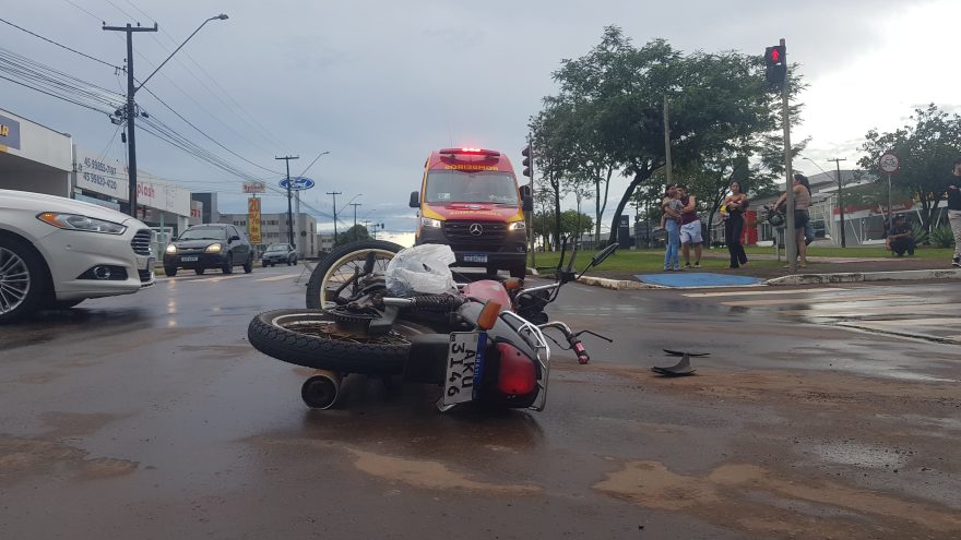 Motociclistas ficam feridos em acidente de trânsito na Avenida Brasil